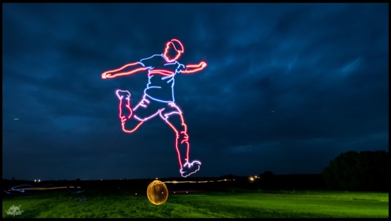 Απίθανο δημιούργημα: Έφτιαξε με drones στον ουρανό, ποδοσφαιριστή που σουτάρει (pics)