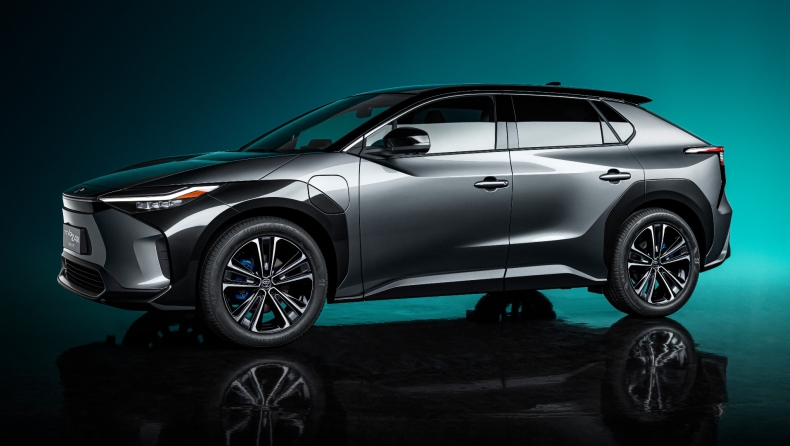 To bZ4X Concept της Toyota είναι το ηλεκτρικό SUV που προκαλεί τον ανταγωνισμό (pics & vids)