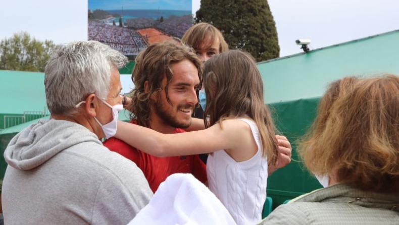Στέφανος Τσιτσιπάς: Οι αγκαλιές με την οικογένεια του μετά τον θρίαμβο (vid)