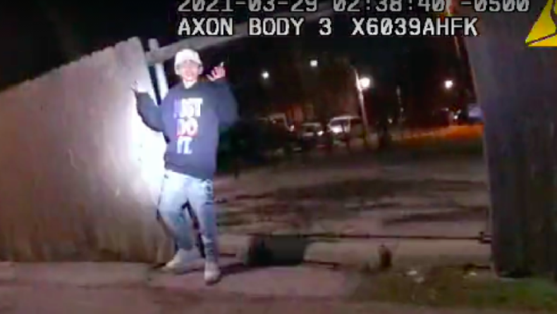 Σοκαριστικό video από το Σικάγο: Αστυνομικός πυροβολεί 13χρονο που σηκώνει τα χέρια ψηλά (vid)