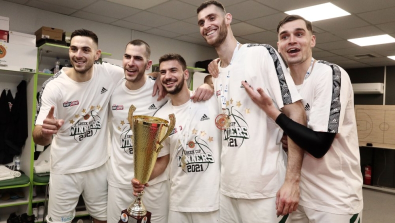 Χεζόνια στα αποδυτήρια: «Το πρώτο μου, γ...ω το σπίτι μου!» (vid)