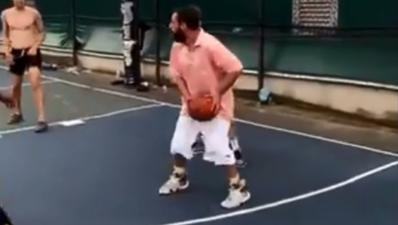 Ο Άνταμ Σάντλερ πήγε για μπάσκετ με polo μπλουζάκι και έγινε viral (vids)