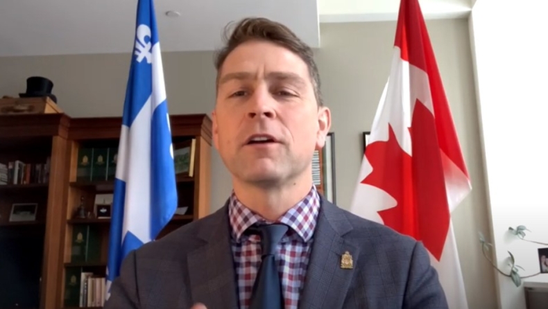 Καναδός πολιτικός εμφανίστηκε να ουρεί online όταν λίγους μήνες πριν είχε βγει… γυμνός σε τηλεδιάσκεψη
