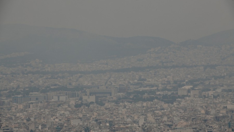 Μυρωδιά καμμένου, θολός ουρανός, μειωμένη ορατότητα: Η Αθήνα θυμίζει σκηνικό του Mad Max (pics & vid)