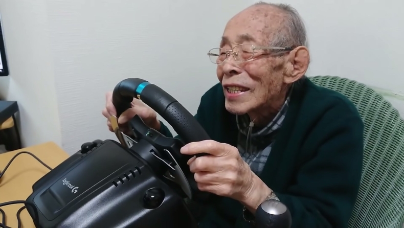 93χρονος οδηγεί μετά από 20 χρόνια το αγαπημένο του αυτοκίνητο σε videogame (vids)