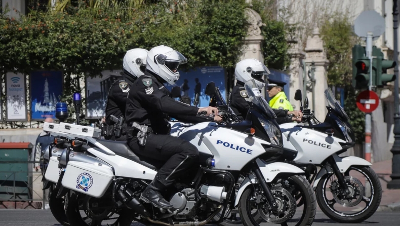 Kαταδίωξη στο κέντρο της Αθήνας: Πέταξαν αστυνομικό από τη μηχανή του για να διαφύγουν