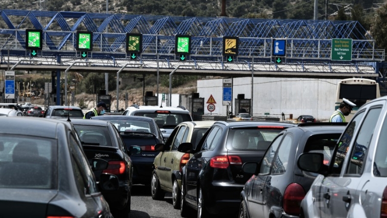 Μαζική έξοδος: Διπλάσια αυτοκίνητα πέρασαν από τα διόδια