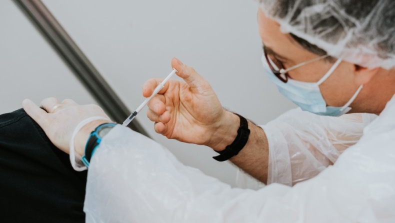 «Αθώο» το εμβόλιο της AstraZeneca για τον θάνατο της 65χρονης στο Ίλιον