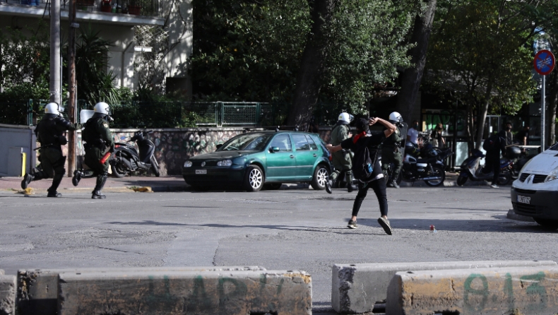 Ο απολογισμός από τα επεισόδια στην πρεσβεία του Ισραήλ: Τρεις συλλήψεις και δύο τραυματίες αστυνομικοί (vid)