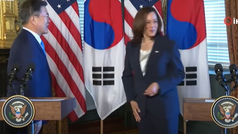 Καμάλα Χάρις: Χαμός στα social media με βίντεο που την δείχνει να «σκουπίζεται» μετά από χειραψία με τον πρόεδρο της Νότιας Κορέας (vid)