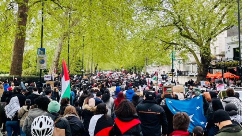 «Δεν είναι ένας πόλεμος, είναι μια γενοκτονία»: Χιλιάδες κόσμος διαδήλωσε σε Μαδρίτη και Λονδίνο για την Παλαιστίνη (pics)