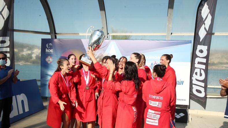 Final-4 γυναικών: Η απονομή του κυπέλλου στα κορίτσια του Ολυμπιακού (vid)