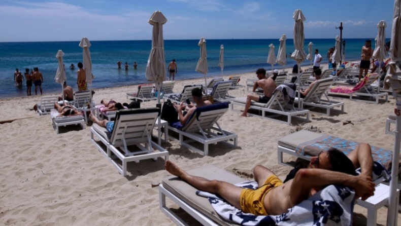 Σαββατοκύριακο: «Βούλιαξαν» οργανωμένες παραλίες και εστίαση (vid)