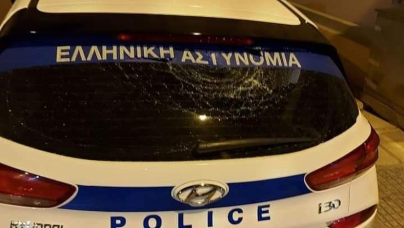 Θεσσαλονίκη: Έσπασαν περιπολικό στο κέντρο της πόλης, μετά τους πανηγυρισμούς του ΠΑΟΚ (pic)