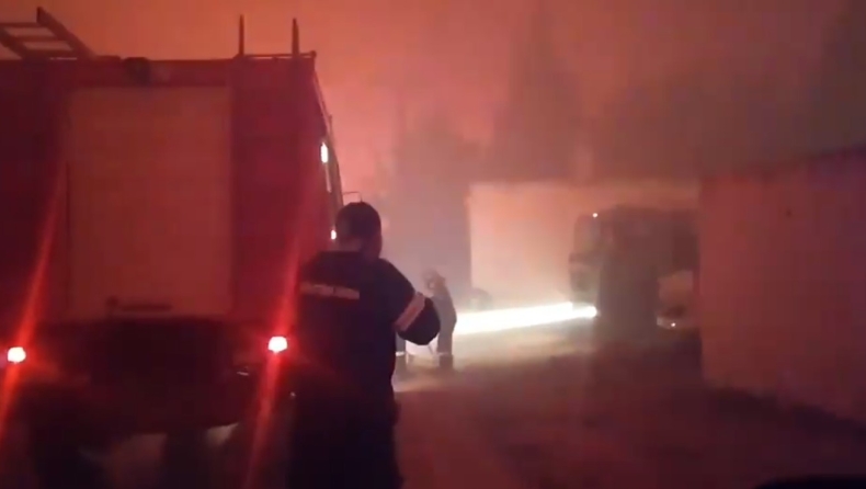 Η στιγμή που η φωτιά στα Γεράνεια Όρη εγκλώβισε πυροσβέστες: «Μας έχει κλείσει, έχουμε και 10 πολίτες» (vid)