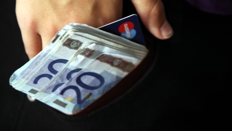 Γυναίκα στην Κρήτη παρέδωσε πορτοφόλι με 850 ευρώ