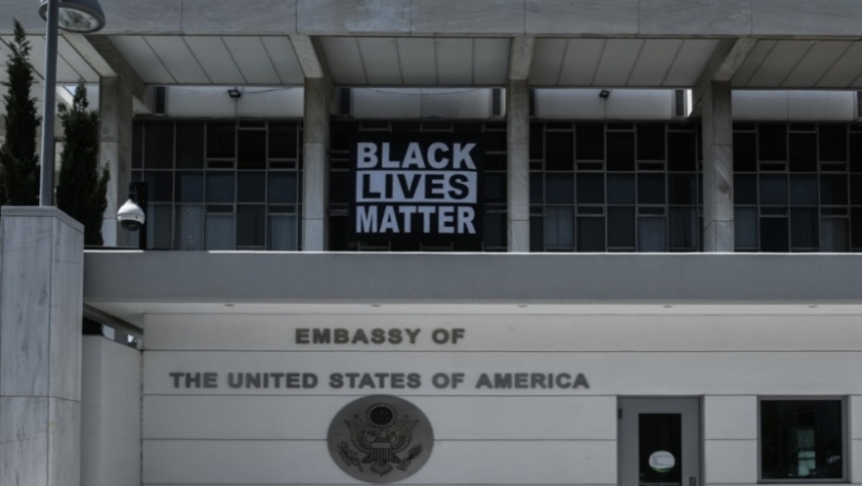 Τζορτζ Φλόιντ: Επιγραφή «Black lives matter» στην αμερικανική πρεσβεία στην Αθήνα (pics)