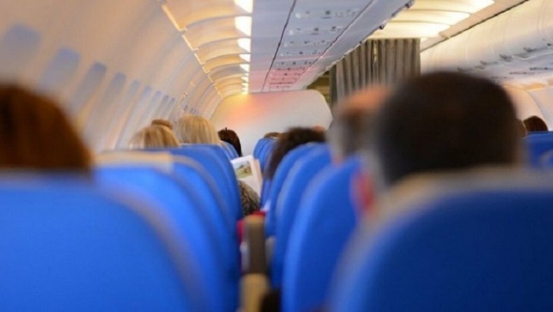 Χαμός σε πτήση από Θεσσαλονίκη προς Αθήνα: Επιβάτης παρενοχλούσε αεροσυνοδό (vid)