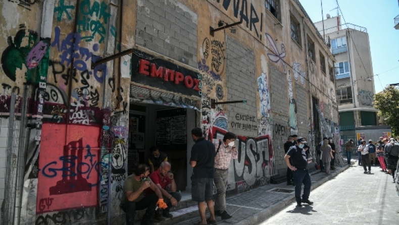 Θέατρο Εμπρός: Μπλόκο στην αστυνομία από ΣΥΡΙΖΑ, στο τμήμα εργαζόμενοι και εργολάβοι (vids)