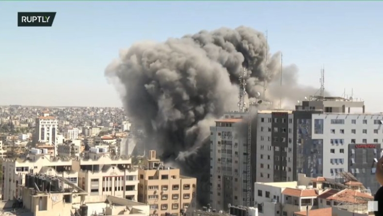 «Θέλουμε 10 λεπτά να κατέβουμε 11 ορόφους»: Το Ισραήλ βομβάρδισε τον πύργο του Al-Jazeera και του Associated Press (pics & vid)