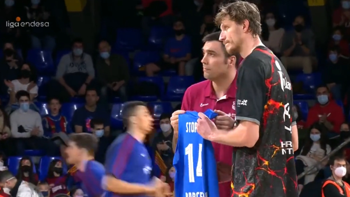 Μπαρτσελόνα - Γκραν Κανάρια: Οι «μπλαουγκράνα» προσέφεραν στον Πουστόβι φανέλα με το μήνυμα «Stop War»