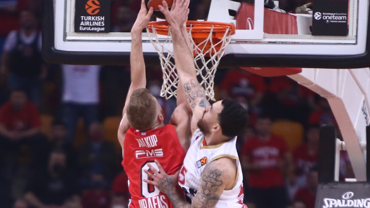 Ολυμπιακός - Μονακό: Φοβερός Ουόκαπ, έκλεψε από τον Βέστερμαν και κάρφωσε μπροστά από τον Τζέιμς (vid)