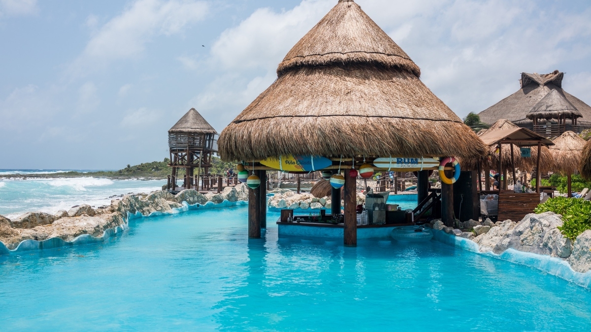 Ο αηδιαστικός λόγος που δεν πρέπει να κάθεστε στα μπαρ πισίνας (vid)