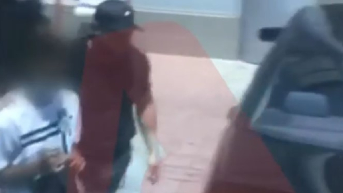 Η στιγμή της σύλληψης μαθητή μετά από μαχαίρωμα στο Γαλάτσι (vid)