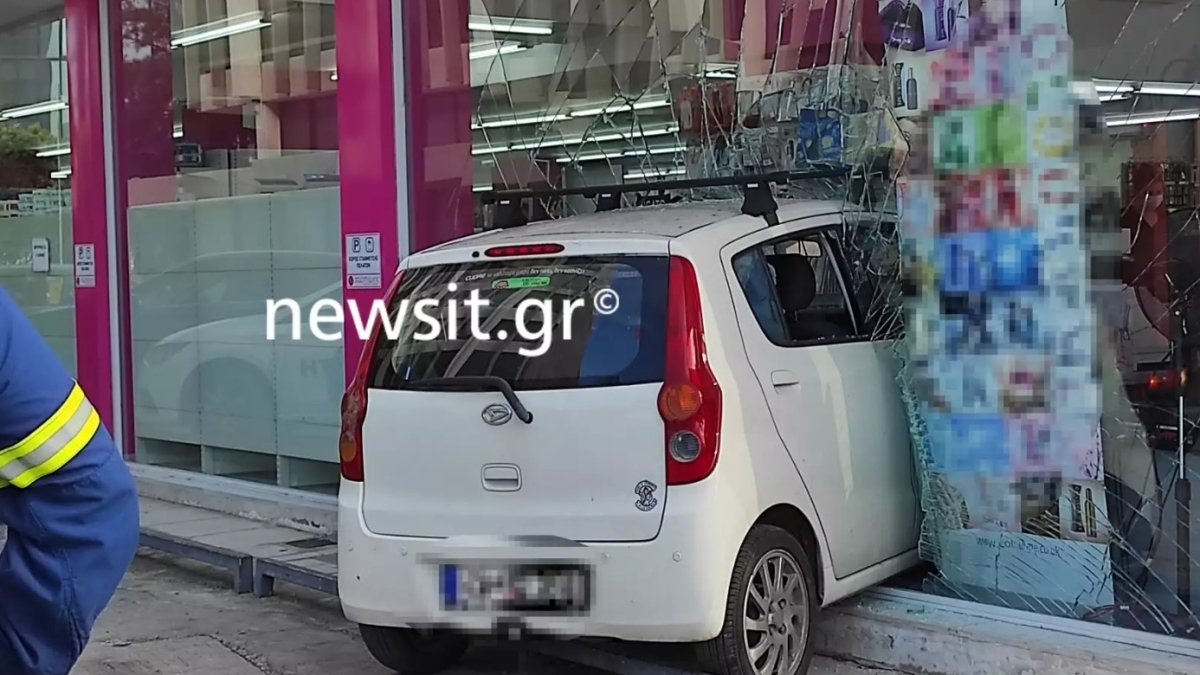Απίστευτο: Μπούκαρε με το αυτοκίνητο μέσα σε μαγαζί στην Κηφισίας
