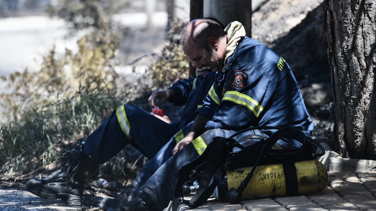 Σε ύφεση η φωτιά στην Πεντέλη αλλά εγρήγορση και «μάχη» με τις μικρές εστίες