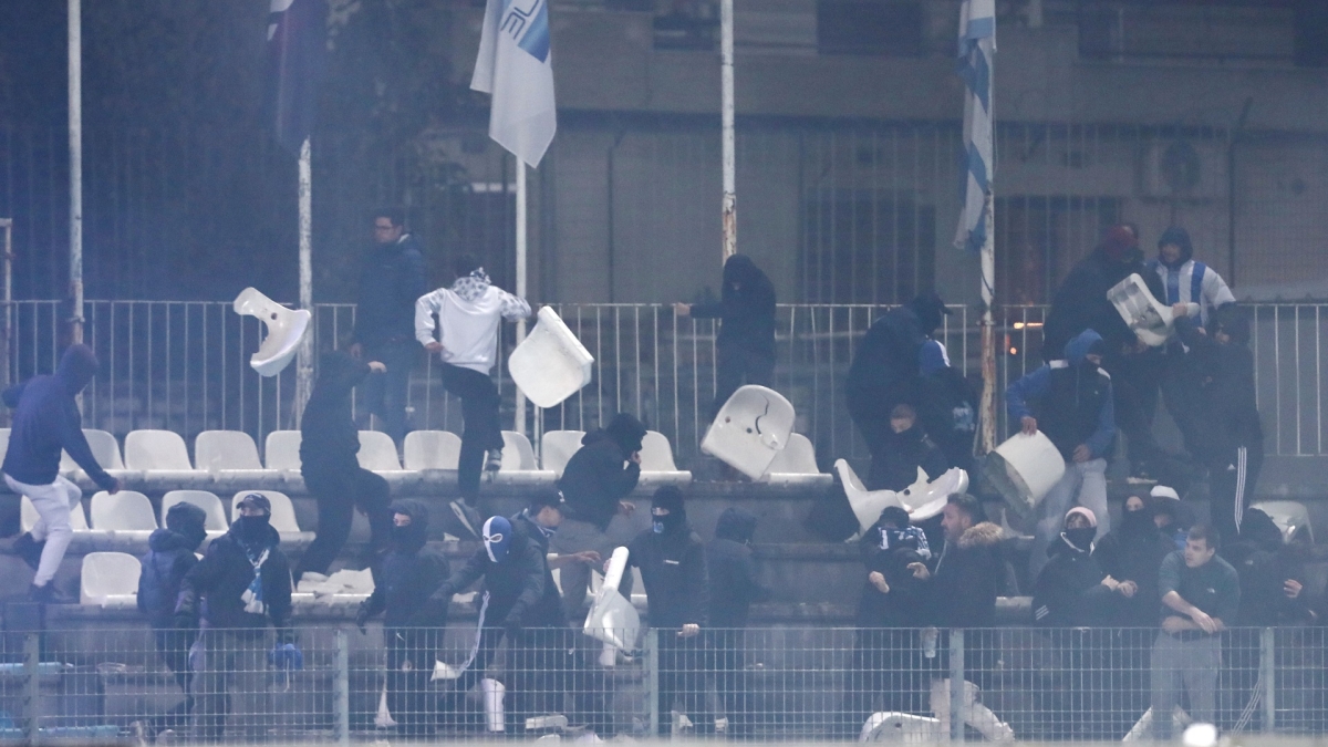 ΠΑΣ Γιάννινα - Ολυμπιακός: Νέα επεισόδια οπαδών με Αστυνομία, στα αποδυτήρια οι διαιτητές