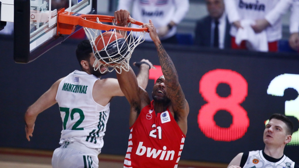 Ο Μπολομπόι καρφώνει στο καλάθι του Παναθηναϊκού