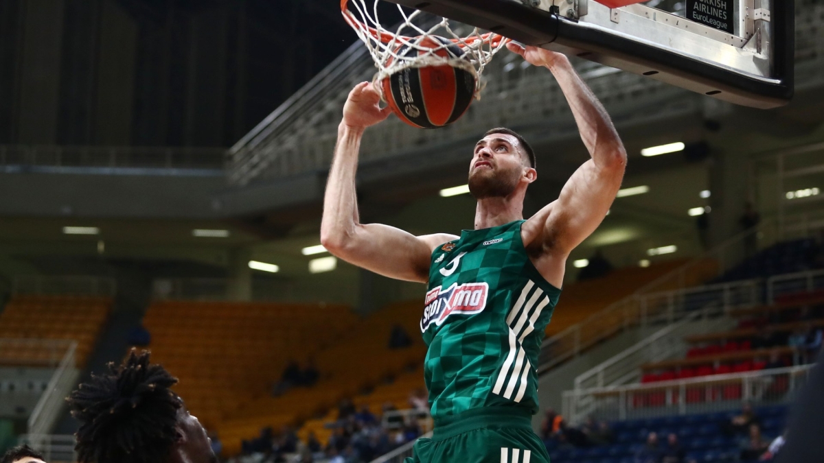 Ο Γιώργος Παπαγιάννης καρφώνει στο ματς Παναθηναϊκός - Μπάγερν.