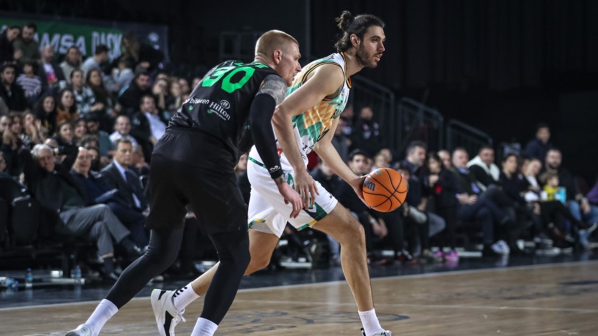 Ο Γιώργος Τσαλμπούρης στην αναμέτρηση της Μπιλμπάο με την Νταρουσάφακα.