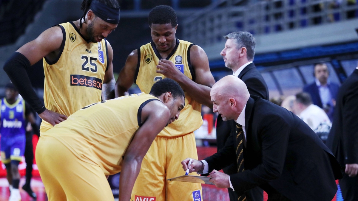 Ο Ηλίας Καντζούρης στον πάγκο της ΑΕΚ.