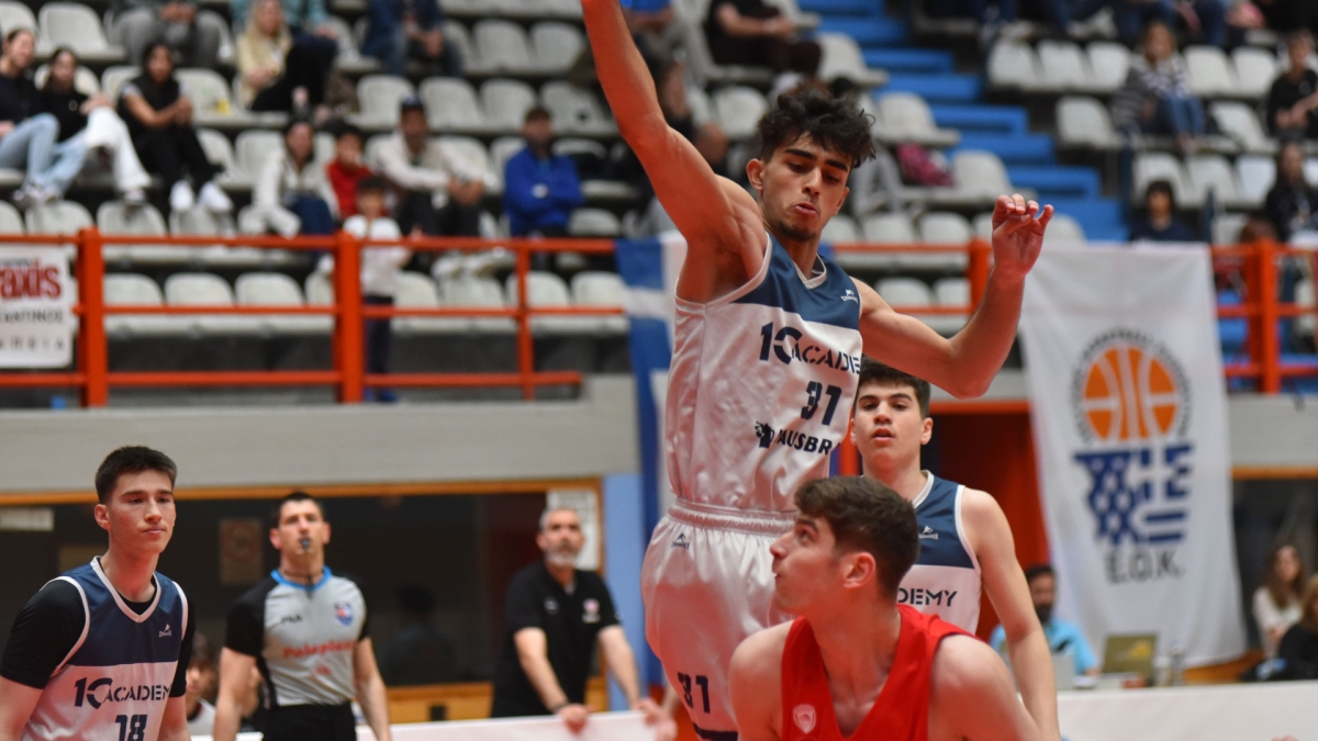 Ο Λιοτόπουλος του ΔΕΚΑ επιχειρεί να σταματήσει την προσπάθεια παίκτη του Ολυμπιακού.