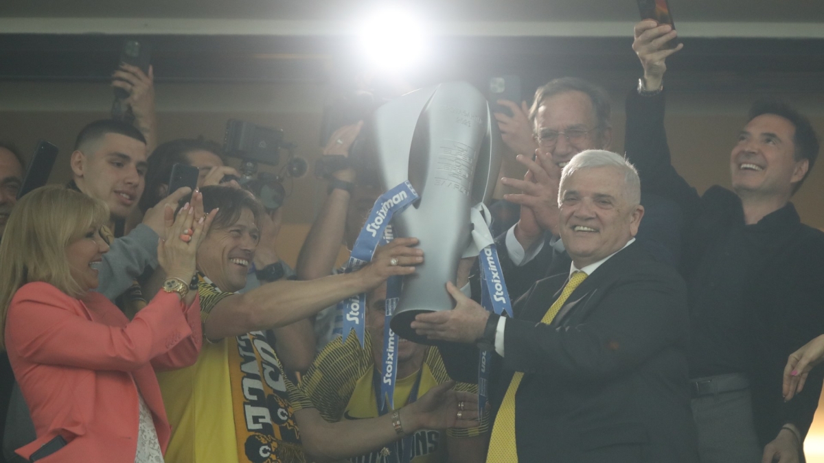 Μελισσανίδης και Αλμέιδα με την κούπα της Super League