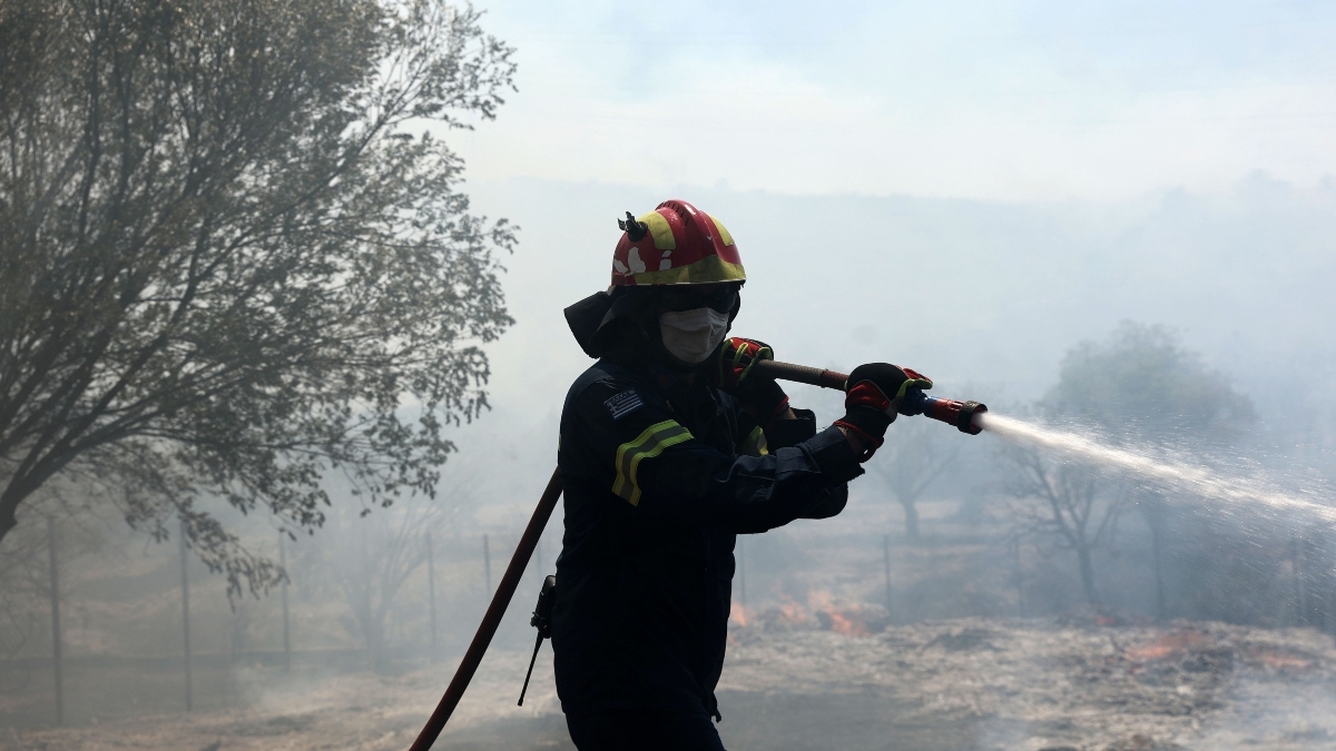 Δραματική έκκληση από τον δήμαρχο Λαυρεωτικής: «Χρειαζόμαστε εναέρια μέσα, υπάρχει εδώ εργοστάσιο με χημικά, είναι πολύ επικίνδυνο» (vid)