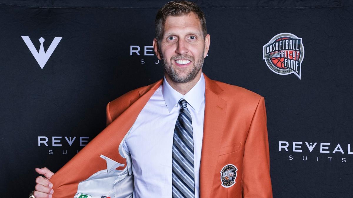 Ο Ντιρκ Νοβίτσκι με το πορτοκαλί σακάκι του Hall of Fame. 