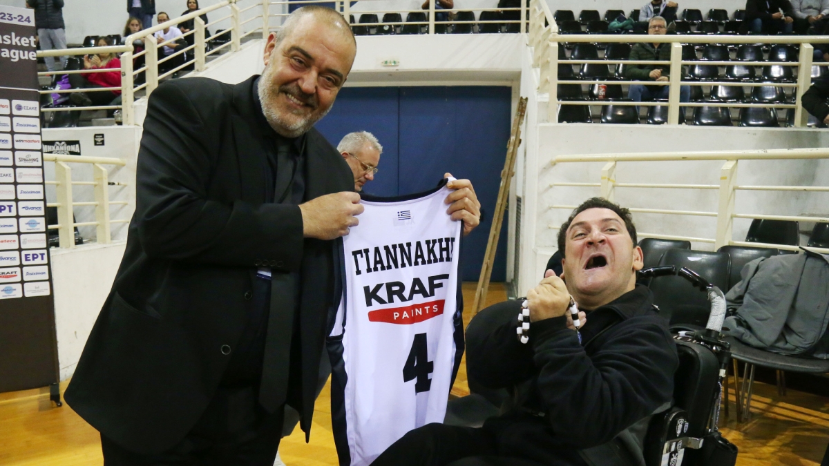 Η φανέλα του ΠΑΟΚ με το όνομα του Γιαννάκη. 