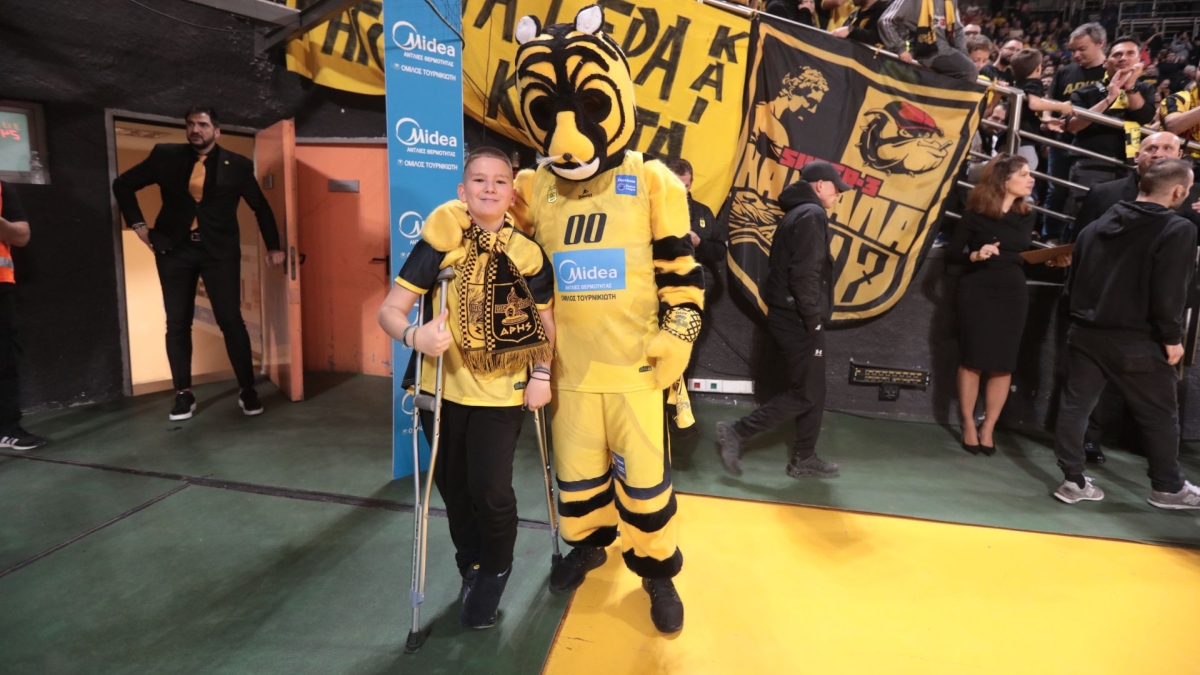 Από το... αεροδρόμιο στο Παλέ ο πιτσιρικάς με τις πατερίτσες