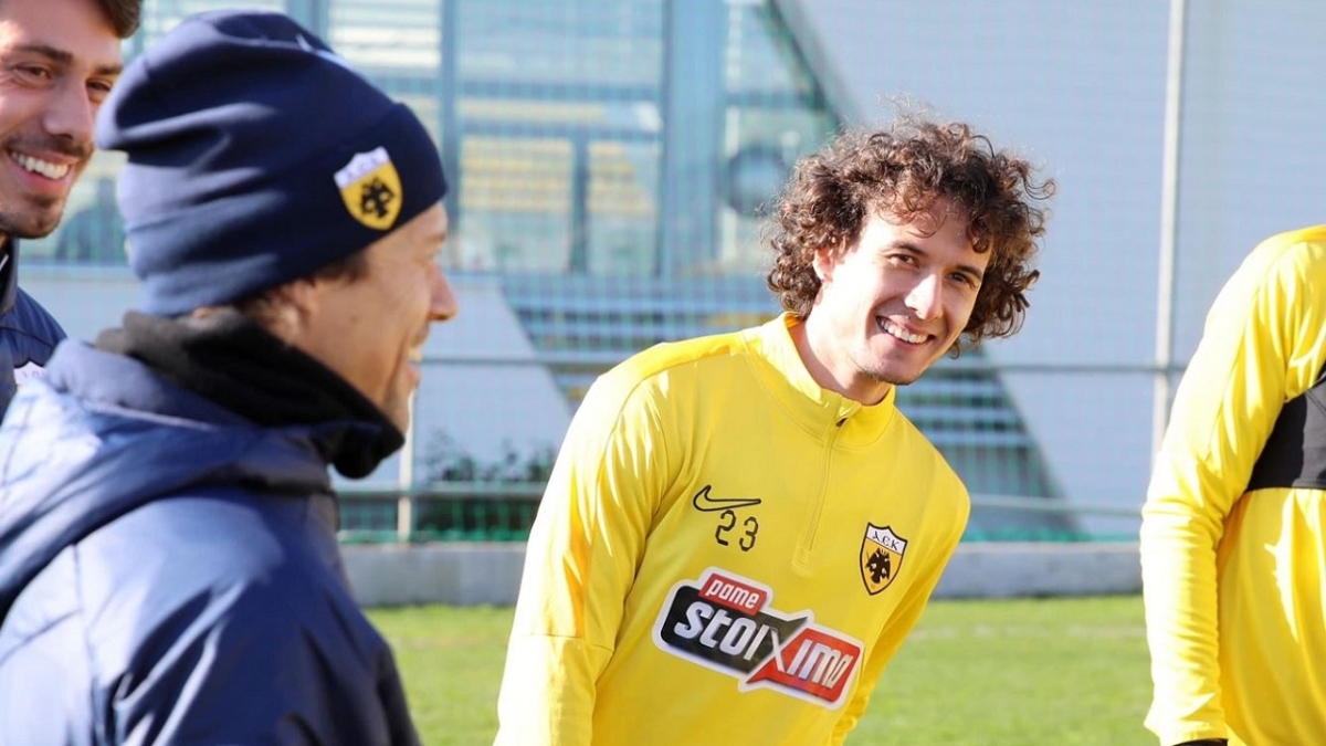 Ο Ρόμπερτ Λιούμπιτσιτς στην προπόνηση της ΑΕΚ στα Σπάτα