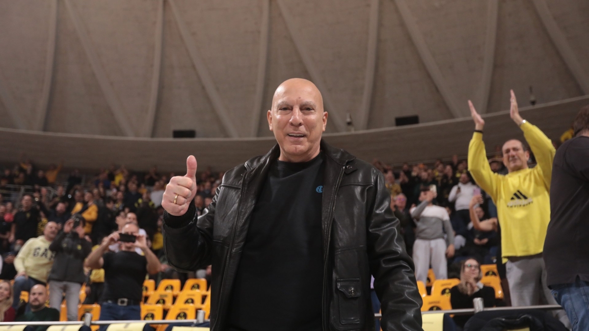 ο Νίκος Γκάλης στο γήπεδο του Άρη με την Τρέντο