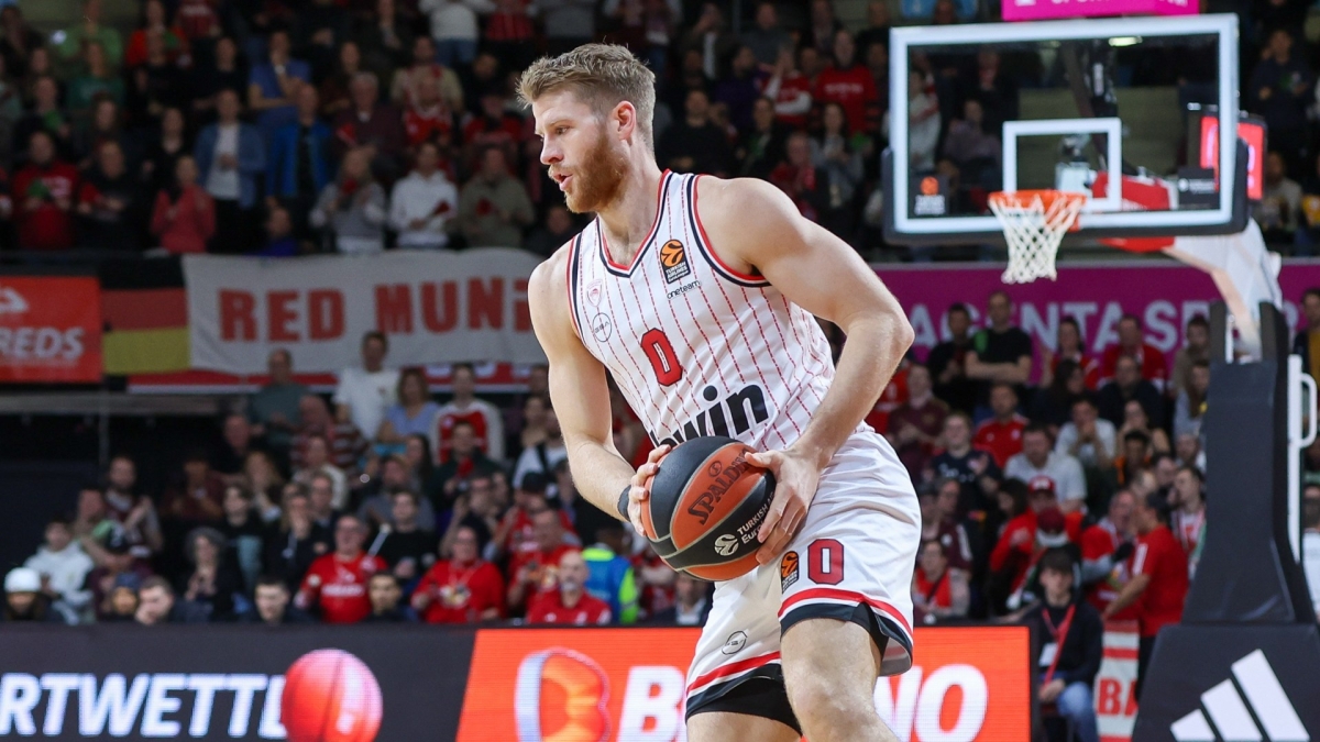 Ο Τόμας Γουόκαπ με τη φανέλα του Ολυμπιακού