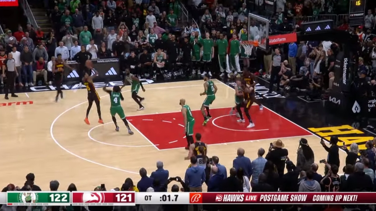 Ο Μάρεϊ ευστοχεί σε σουτ στο τέλος του ματς ανάμεσα στους Χοκς με τους Σέλτικς