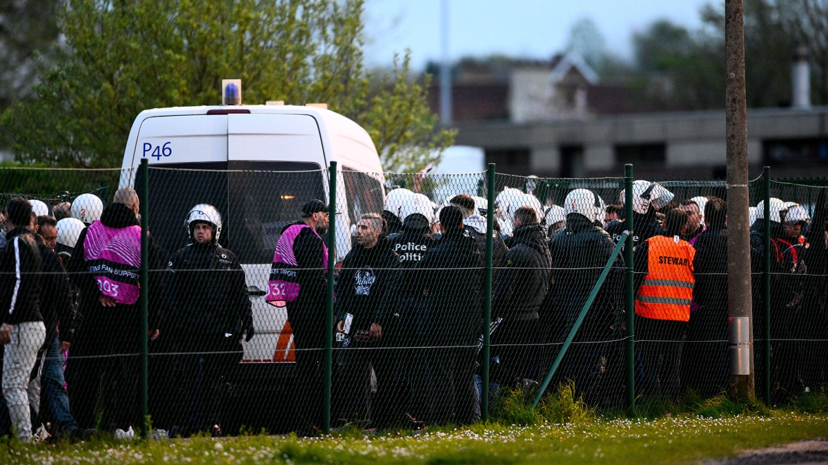 Οι οπαδοί του ΠΑΟΚ έξω από το «Γιάν Μπρέιντελ»