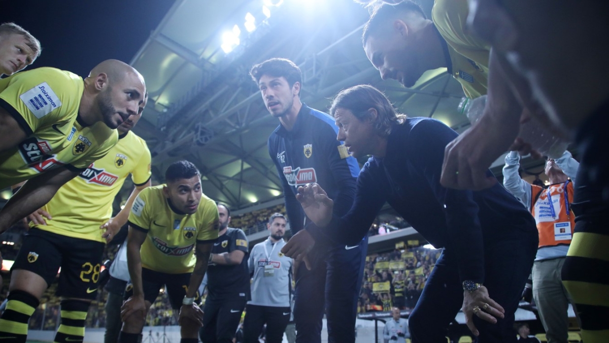 Ο Ματίας Αλμέιδα και οι παίκτες της ΑΕΚ