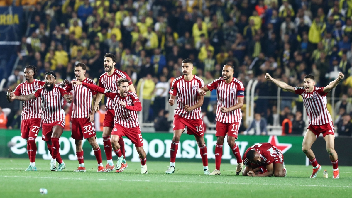 Οι παίκτες του Ολυμπιακού πανηγυρίζουν την πρόκριση επί της Φενέρμπαχτσε