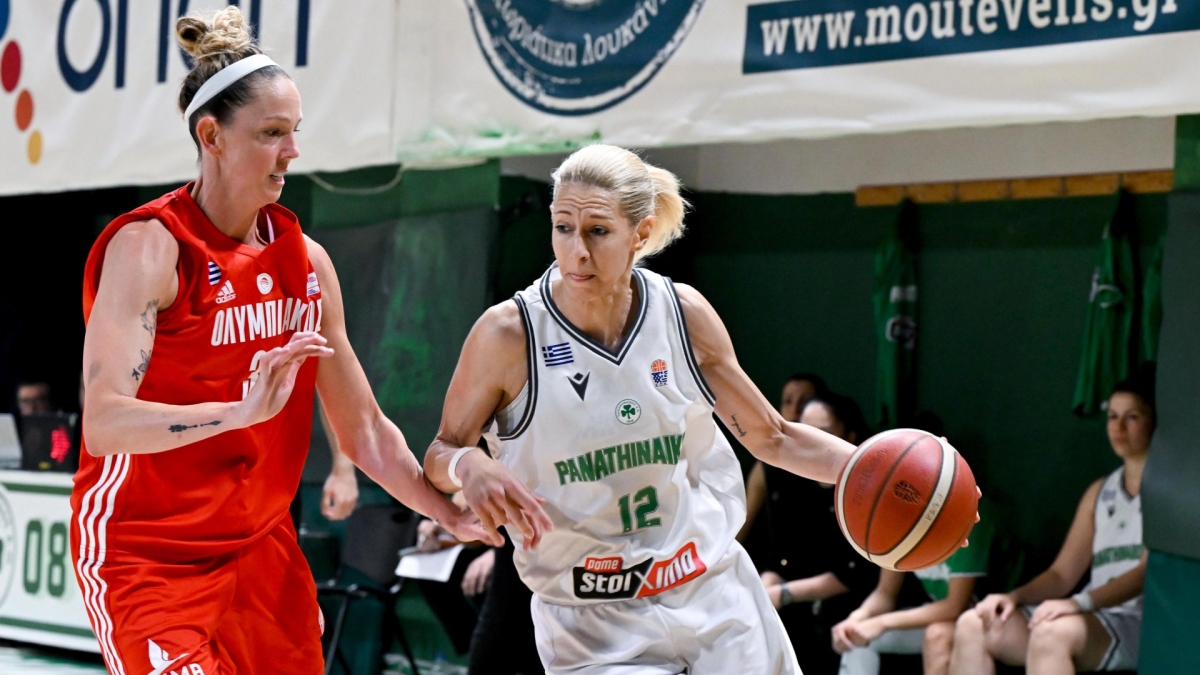 Η Κατε΄ρινα Σωτηρίου του Παναθηναϊκού με τη Τόμπιν του Ολυμπιακού