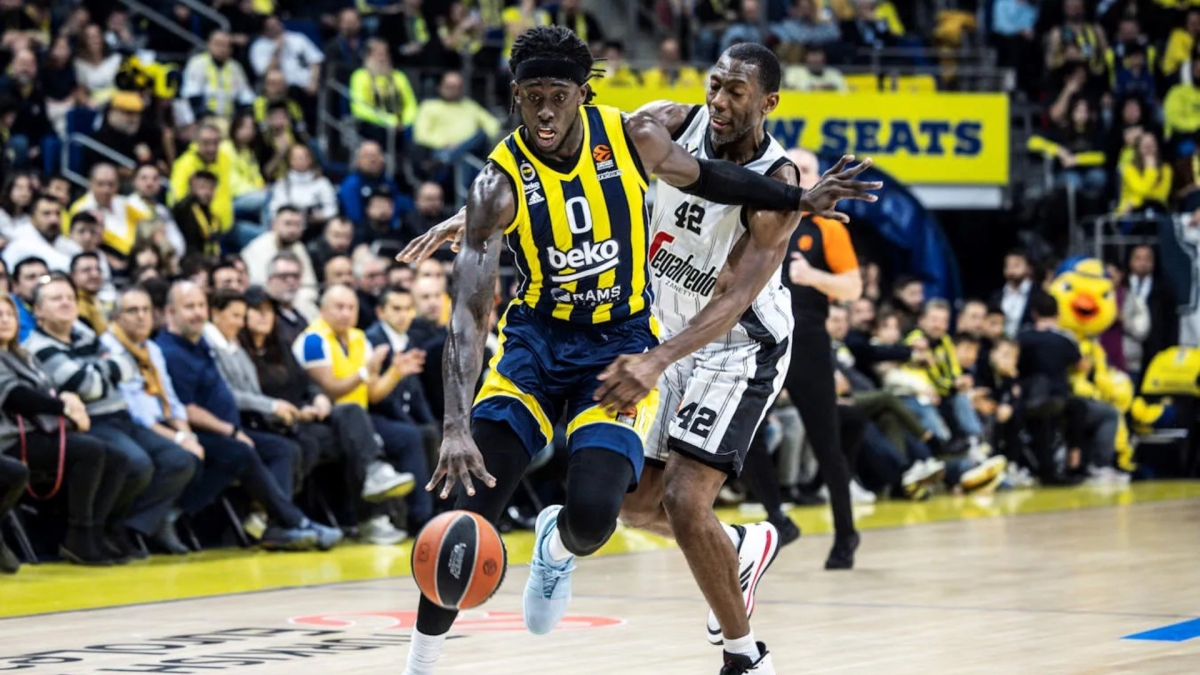 Ο Τζόναθαν Μότλεϊ με τη φανέλα της Φενέρμπαχτσε